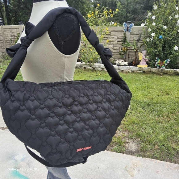 BETSEY JOHNSON BLACK NYLON QUILTED HEARTS XLARGE SLING BAG w/BOWS - Picture 4 of 12